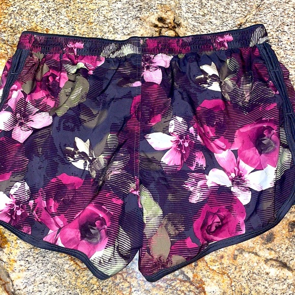 North Face Floral-Print Performance Shorts XL - Picture 3 of 5